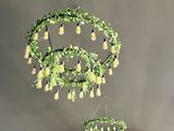 un lustre composé de fleurs suspendu au plafond