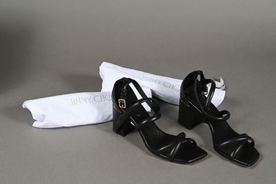 JIMMY CHOO. Paire de sandales en cuir noir croisé sur l'empe…