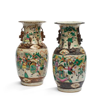 paire de vases chinois ornés de motifs floraux sur fond blanc