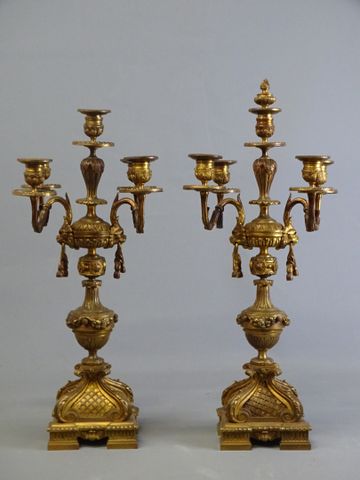 Paire de candélabres en bronze ciselé et doré à quatre bras et ci...