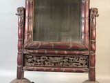 une image représentant une chaise en bois sur laquelle est posé un miroir