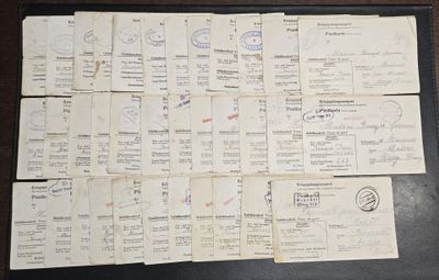 beaucoup de vieux papiers qui traînent sur une table