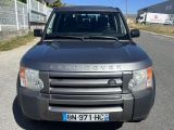 un Land Rover gris garé sur le bord de la route
