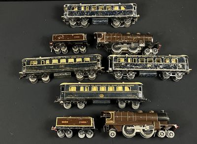 Plusieurs petits trains sont alignés sur une surface noire