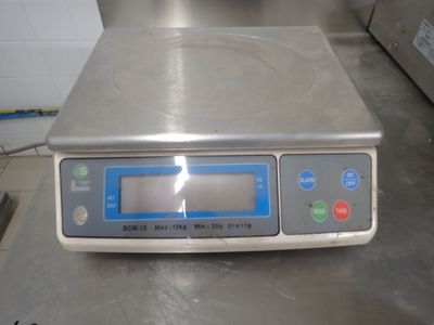 une image d'une balance numérique sur une table