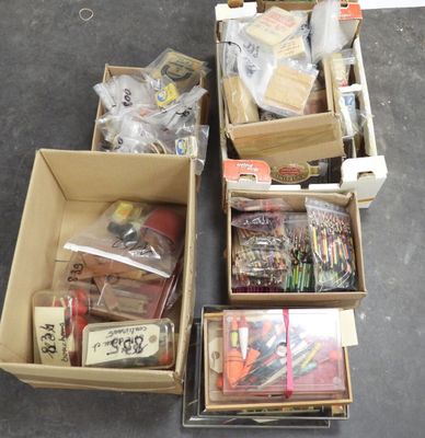 Plusieurs cartons contenant des objets divers sont posés par terre.