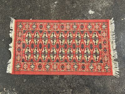 un tapis rouge et noir à motifs