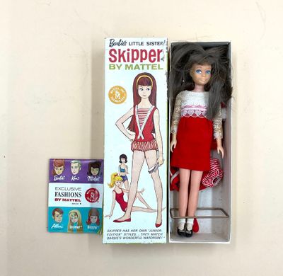 poupée Barbie dans une boîte, avec une jupe rouge et des chaussures rouges