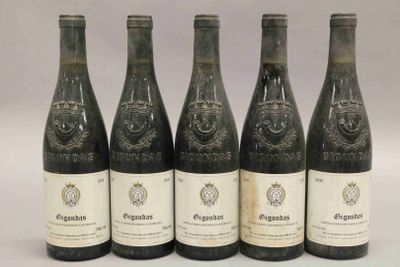 six bouteilles de vin sont alignées sur une surface blanche