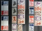 plusieurs timbres différents exposés dans une vitrine posée sur une table