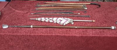 Ensemble de 11 cannes, sticks et ombrelles comprenant : 1 om…