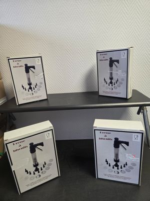 Lot 4 presses à biscuits neuves