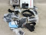 une photo d'une caméra d'action GoPro avec ses accessoires