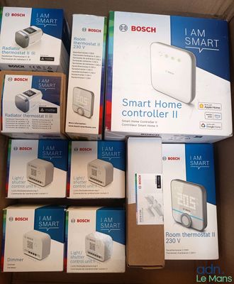 Plusieurs boîtes de contrôleurs « Smart Home » de Bosch sont empilées les unes sur les autres.
