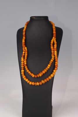 gros plan d'un collier sur un présentoir pour mannequin