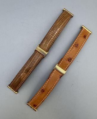 une photo représentant deux bracelets de montre en bois et en cuir