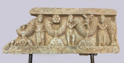 Frise ornée d’une guirlande entre des personnages en schiste…