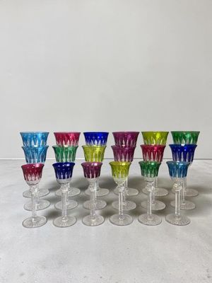 six verres à vin sont alignés sur une table