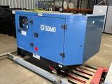 une machine bleue posée sur une palette dans un entrepôt