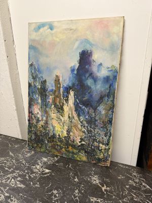 un tableau représentant un paysage de montagne posé sur une table