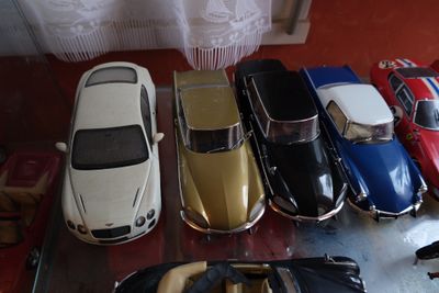 plusieurs petites voitures sont alignées sur une table