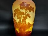 un vase sur lequel figure l'image d'un arbre