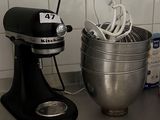 une photo d'un plan de travail de cuisine sur lequel se trouvent un batteur électrique et un mixeur