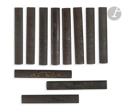 une image représentant un ensemble de six bâtonnets en bois ornés d'un motif doré