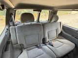 une photo d'une voiture garée à l'arrière d'une autre voiture