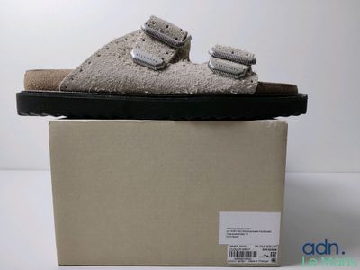 sandale pour homme avec deux boucles à l'arrière de la chaussure