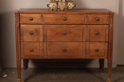 une commode surmontée d'un miroir dans une pièce