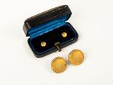 deux paires de boutons de manchette en or dans un étui noir