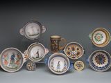 plusieurs assiettes et tasses posées sur une table