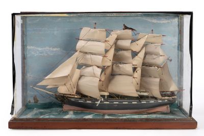 une petite maquette de bateau dans une vitrine