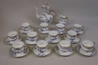 beaucoup de tasses et de soucoupes sur la table