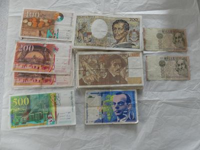 de nombreux billets de banque de différentes coupures disposés sur une table