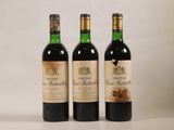 trois bouteilles de vin posées sur une table l'une à côté de l'autre