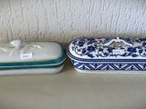 deux boîtes bleues et blanches ornées de nœuds, posées sur une table
