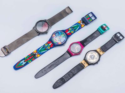 un ensemble de trois montres posées les unes à côté des autres sur une surface blanche