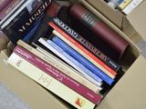 une boîte pleine de livres posée sur le sol