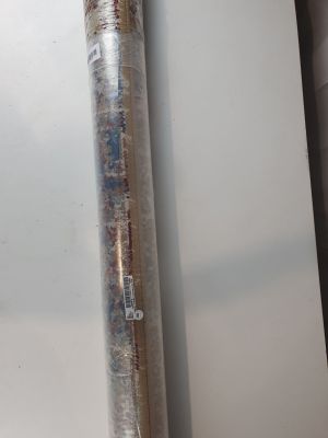 un tuyau métallique qui a été enroulé contre le mur
