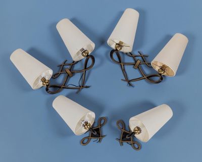 four white lamps are arranged in a circle on a blue surface