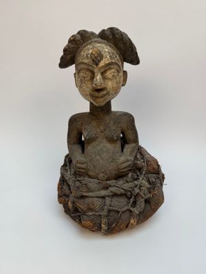statue d'une femme assise en position du lotus, les yeux fermés