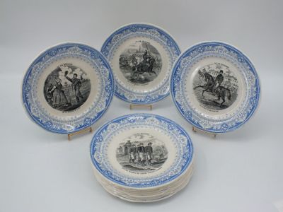 six assiettes bleues et blanches avec des photos de personnes