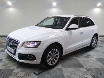 l'audi suv blanc est garé sur un carrelage à carreaux