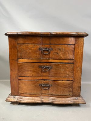 une vieille commode en bois avec trois tiroirs de chaque côté