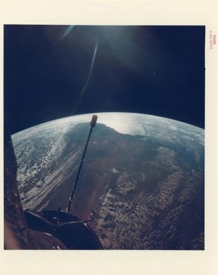 une vue de la Terre depuis le hublot d'une navette spatiale