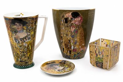 trois tasses à café et une assiette sur lesquelles figure l'image d'une femme