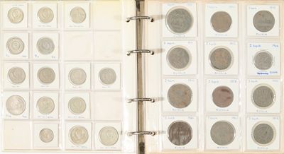 un livre dans lequel se trouve un tas de pièces de monnaie