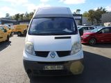 une camionnette blanche garée dans un parking
